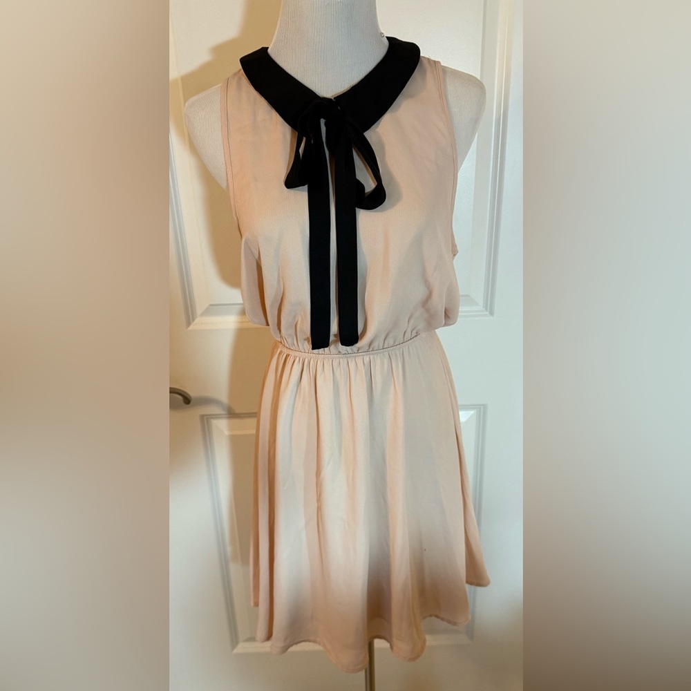 Jella C. Peach/Black Slvls Peter Pan Bow Neck